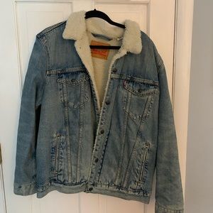 WORN 3 TIMES sherpa-lined women’s Levi jacket